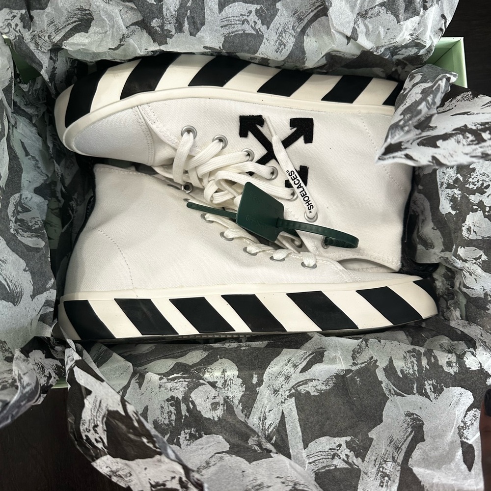 Size 9 - Off-White Vulcanized Mid White Black